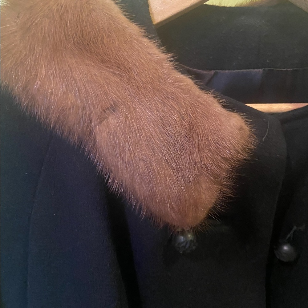 Elegant Vintage Black Wool Coat with Mink Collar - Picture 5 of 6